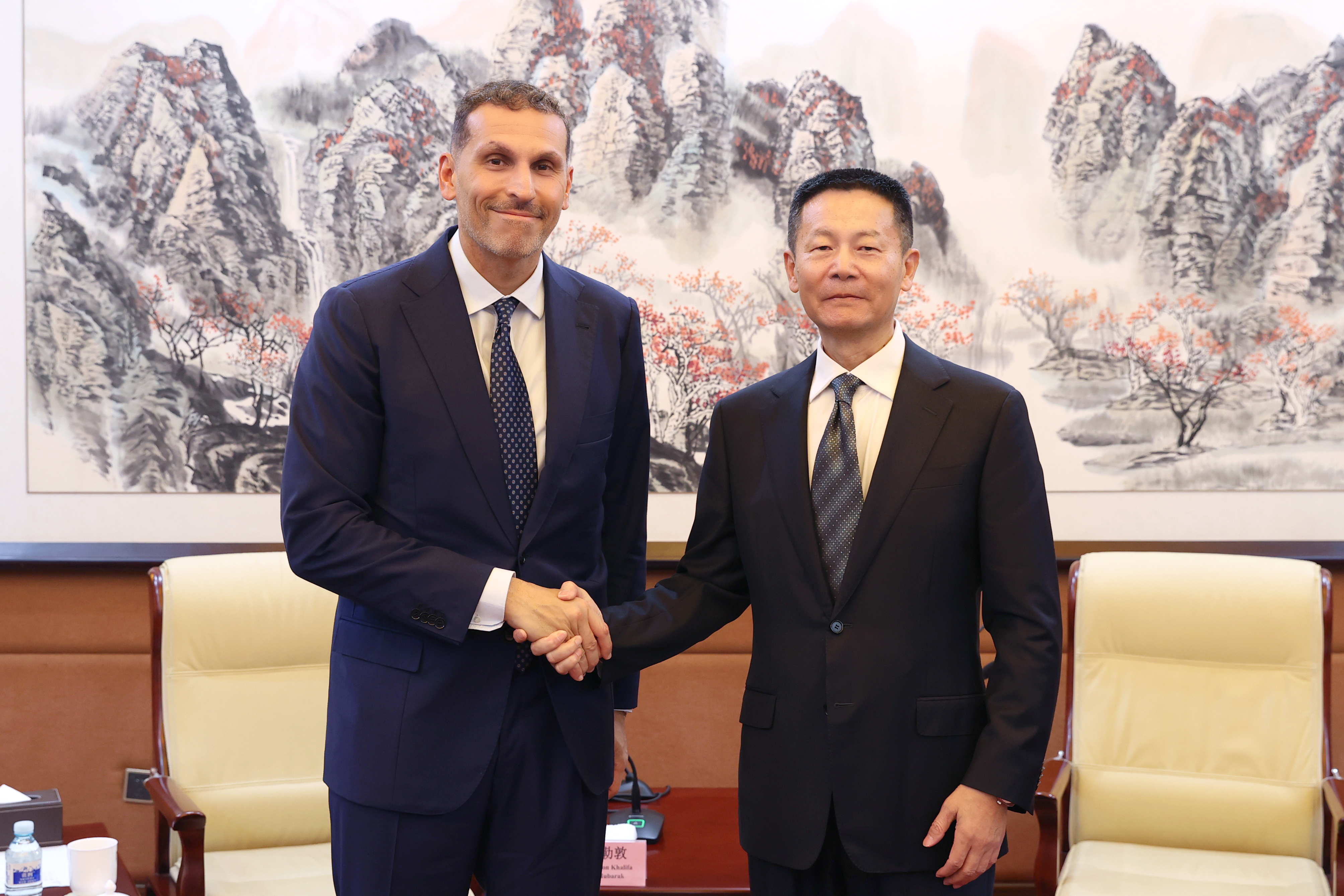 吴清主席会见阿联酋穆巴达拉投资公司首席执行官兼董事总经理哈勒敦