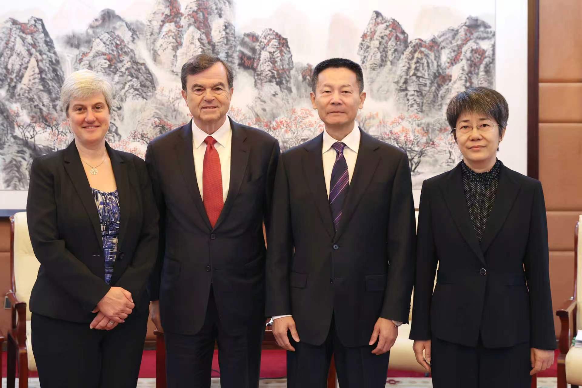 吴清主席与财政部副部长郭婷婷共同会见美国公众公司会计监督委员会主席洛戈泰斯
