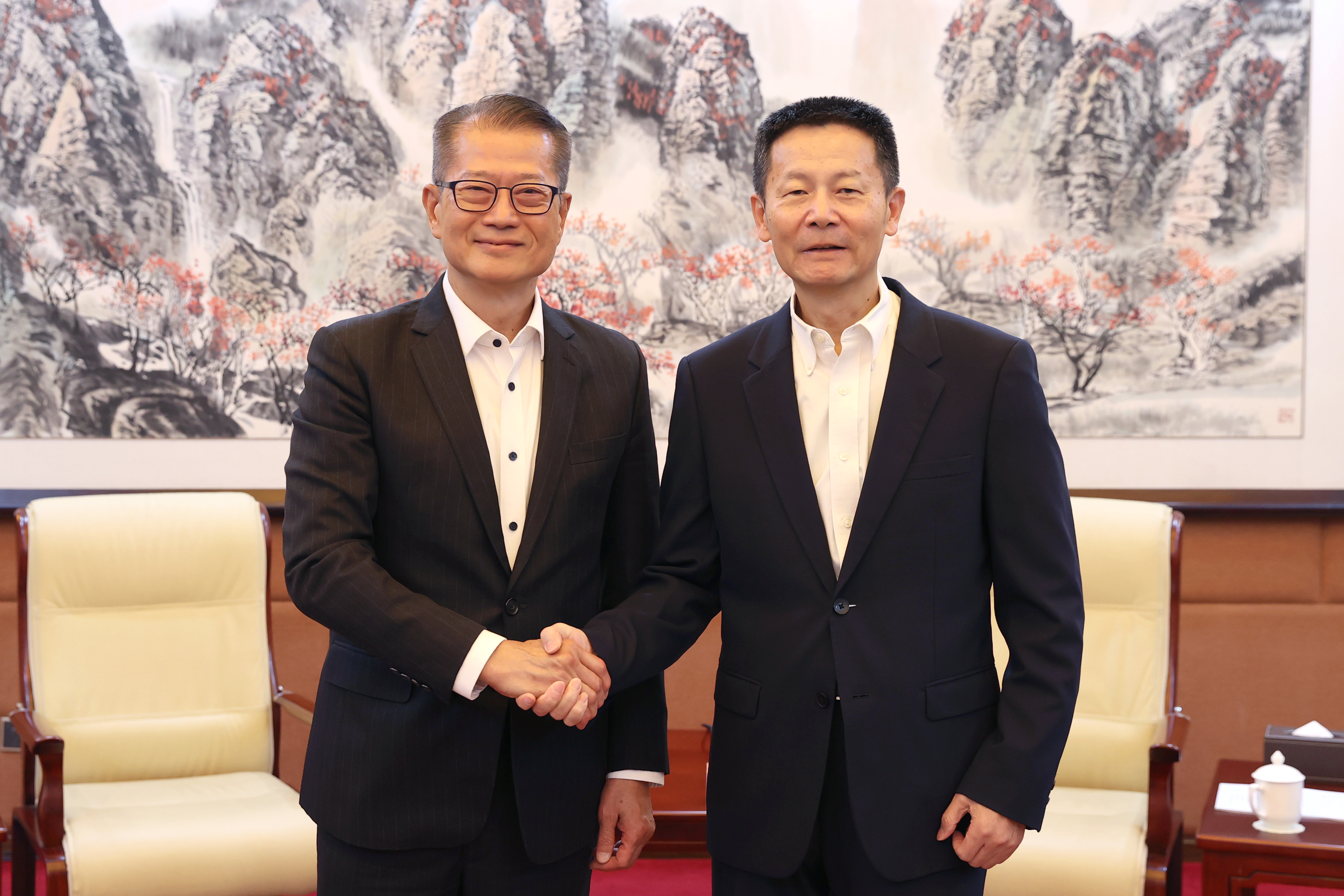 吴清主席会见香港特区政府财政司司长陈茂波一行